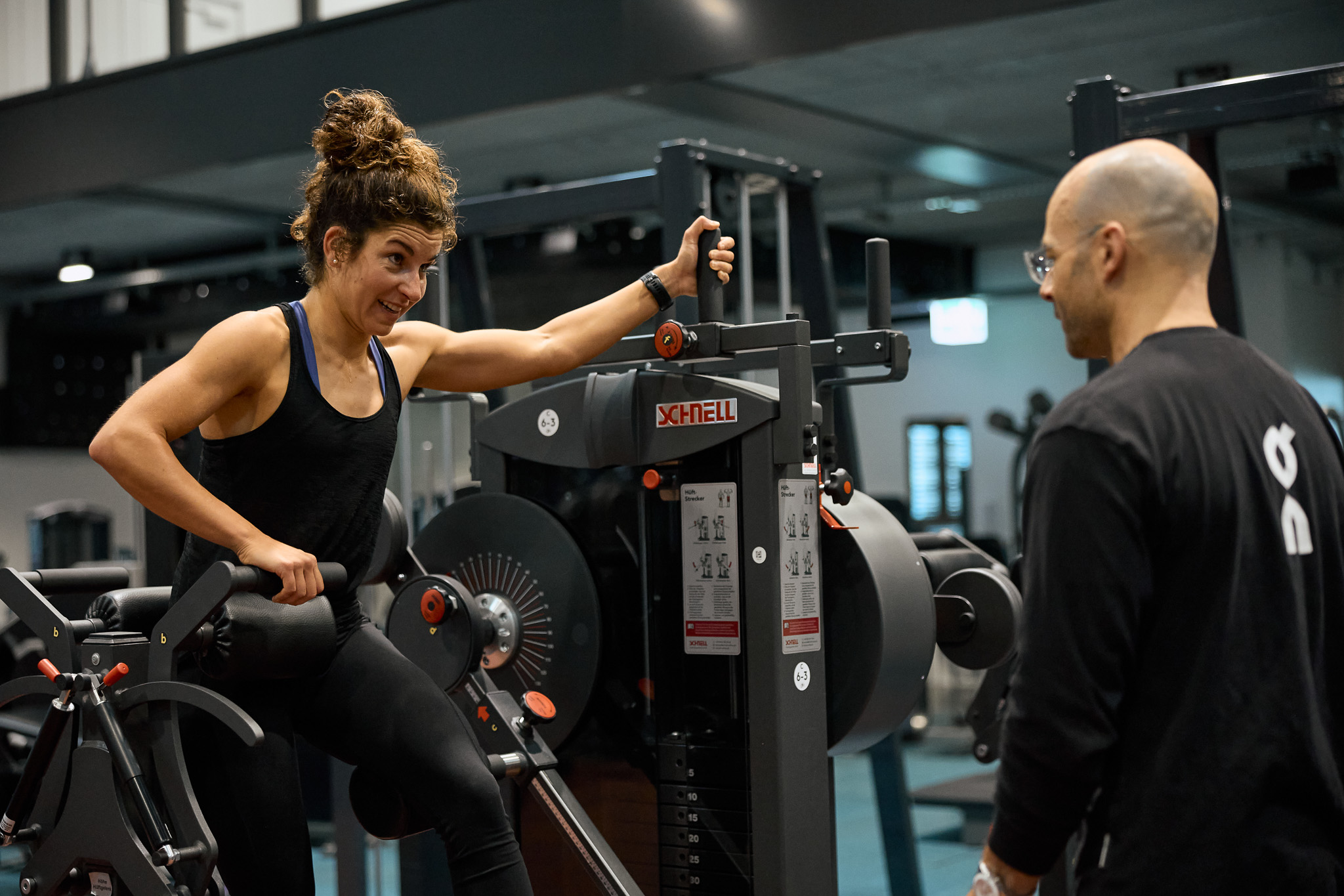 Triathletin trainiert im Fitnesstudio